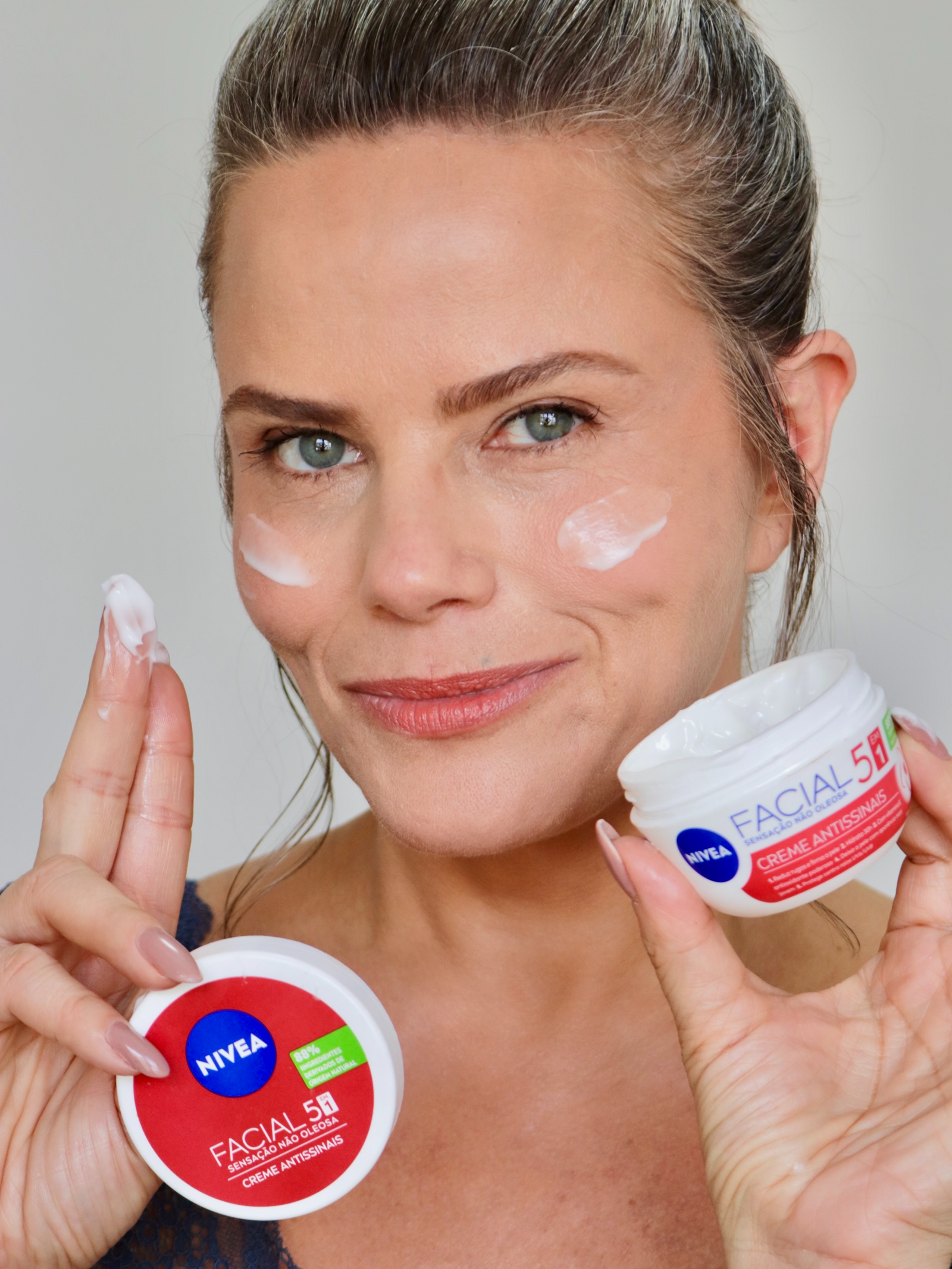 Descomplique sua rotina de cuidados! A @mariacandidatv  descobriu o aliado perfeito para cuidar da pele: NIVEA Creme Antissinais 5 em 1. Sua beleza merece a proteção de NIVEA Antissinais.  Confira os benefícios incríveis que cabem dentro do potinho:  ✨ Redução de linhas de expressão  💧 Hidratação sem sensação oleosa  💪 Firmeza da pele  ☀️ Proteção contra raios UVA/UVB  🌿 Enriquecido com Vitamina E  Então, por que esperar mais? Não perca tempo! Experimente NIVEA #Antissinais  #NIVEAFacial #HidratanteFacial #NIVEABrasil