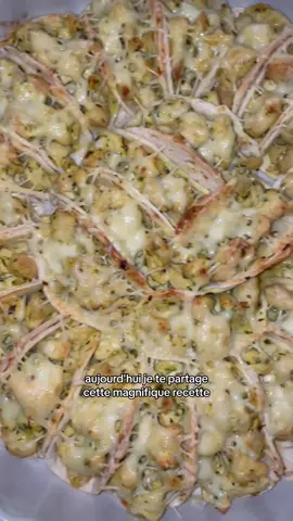 Une délicieuse recette simple rapide et hyper gourmande 😋🔥  Ingrédients: 1 oignons coupé en cubes, 4-5 escalopes de poulet coupé en cubes, 2 cuillères à soupe de crème fraiche, sel, poivre, ail semoule, du persil ciselé et des galettes de tortilla que tu auras coupé à l’aide d’un emporte pièce ou un verre pour former les p’tits cercle.  #recetteexpress #recettefacile #tiktokfood #minitacos #minitortillas #recettegourmande 