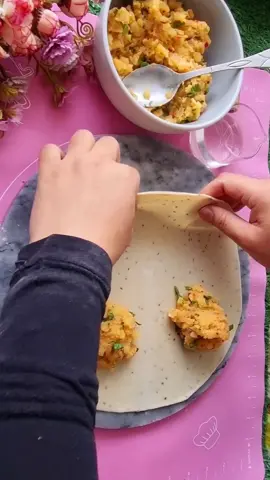 Unique Samosa folding method. Ramadan special unique Samosa folding technique.Easy and quick method 👌 #foryoupage❤️❤️ #foryoupageofficiall #fypシ #for #foru #Ramadan2024 #nori1364 #iftarrecipes2024 #pakistanitiktok #helpmyaccountgrow #unfrezzmyaccount #samosafolding #viral #trending #foryou #for #fypシ゚viral #fypage #fy 