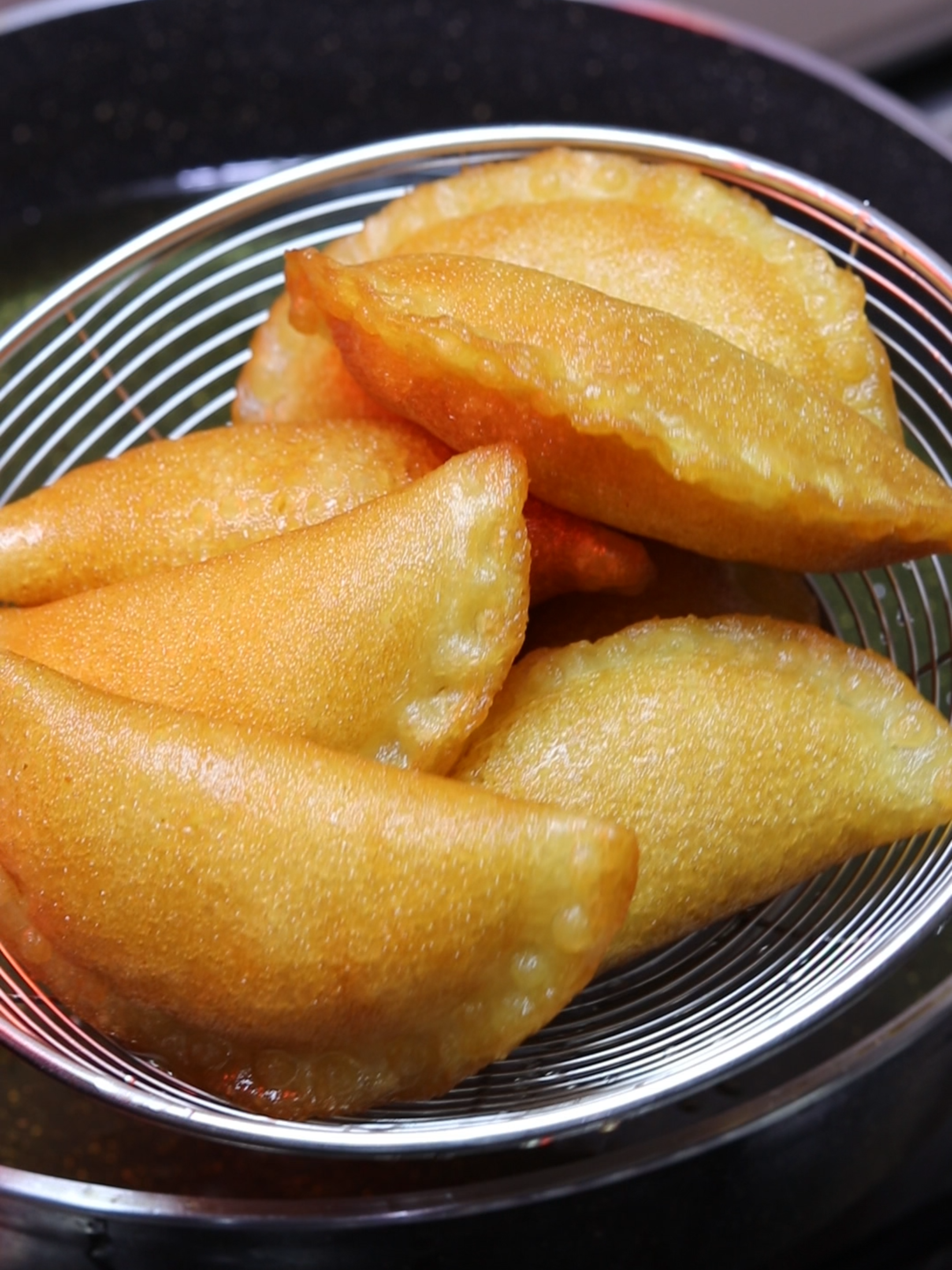 طريقة عمل القطايف في البيت 🥟 اوعي تشتري عجينة القطايف الجاهزة تاني من برا 👌 مقادير تحضير ربع كيلو من القطايف ( 250 جرام ) : - كوب دقيق ابيض متعدد الاستخدامات ( 150جرام ). - ملعقة صغيرة من السكر ( 7 جرام ). - ملعقة صغيرة خميرة ( 4 جرام )  او ملعقة الا ربع خميرة ( 3 جرام ) + ربع ملعقة صغيرة بكينج باودر ( اقل من 1 جرام ). - رشة ملح صغيرة ( اقل من ربع ملعقة صغيرة ). - ظرف فانيلا ( 1 جرام ) او نصف ملعقة صغيرة فانيلا سائلة. - كوب ماء ( 300 جرام ) ويمكن إضافة المزيد علي حسب نوع الدقيق . مقادير تحضير نصف كيلو من القطايف ( 500 جرام ) : - عدد 2 كوب من الدقيق الابيض متعدد الاستخدامات ( 300 جرام ). - عدد 2 ملعقة صغيرة من السكر ( 14 جرام ). - عدد 2 ملعقة صغيرة خميرة ( 8 جرام )  او ملعقة ونصف الملعقة الصغيرة خميرة ( 6 جرام ) + نصف ملعقة صغيرة بكينج باودر ( 1.5 جرام ). - رشة ملح صغيرة ( ربع ملعقة صغيرة ). - ظرف فانيلا ( 1 جرام ) او نصف ملعقة صغيرة فانيلا سائلة. - عدد 2 كوب ماء ( 600 جرام ) ويمكن إضافة المزيد علي حسب نوع الدقيق . مقادير تحضير كيلو من القطايف ( 1000 جرام ) : - عدد 4 كوب من الدقيق الأبيض متعدد الاستخدامات ( 600 جرام ). - عدد 4 ملعقة صغيرة من السكر ( 28 جرام ). - عدد 4 ملعقة صغيرة من الخميرة الفورية ( 16 جرام )  او عدد 3 ملعقة صغيرة من الخميرة ( 12 جرام ) + ملعقة صغيرة بكينج باودر ( 3 جرام ). - رشة ملح صغيرة ( اقل من نصف ملعقة صغيرة ). - عدد 2 ظرف فانيلا ( 2 جرام ) او ملعقة صغيرة فانيلا سائلة. - عدد 4 كوب ماء ( 1200 جرام ) ويمكن إضافة المزيد علي حسب نوع الدقيق . #قطايف #قطايف_رمضان #حلويات #رمضان_كريم #طبخ #الشيف #الشيف_محمد_جمال