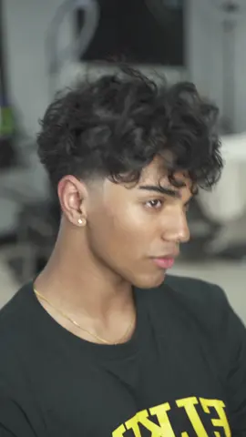 Get this haircut if u have wavy hair Houston barber  #houstonbarber #taper #haircut #transformation #barber #midtaper #haircuttransformation #wavyhair #curlyhair #houstonhairstylist #houston #stylist 