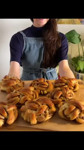 ✨ Rolinhos de canela ✨ E saiuuuuuuuu!!! Essa receita foi muito pedida por vocês e, pra dar um “toque Karoles”, usei uma viagem que fiz pra Dinamarca como inspiração e trouxe uma versão um pouquinho diferente. Nas padarias de lá, é muito comum encontrar as famosas “chinecas” trançadas e aromatizadas com cardamomo.  Mesmo antes de provar, eu já tinha me apaixonado pelo aroma… Depois de colocar na boca eu não preciso nem falar né? 😝 Espero que aproveitem, façam e compartilhem seus resultados comigo depois. Eu adoro acompanhar! 💛💛 🍞 Para a massa:  - 350g de farinha - 7g de fermento biológico seco  - 50g de açúcar refinado  - 1 ovo (+1 para pincelar) - 160g de leite  - 40g de manteiga - Pitada de sal  🧈 Para o recheio: - 100g de manteiga em ponto de pomada - 140g de açúcar mascavo  - 2 colheres de chá de canela em pó  - Meia colher de chá de cardamomo em pó (opcional que faz toda diferença 😍)  O modo de preparo você confere em vídeo e se tiver qualquer dúvida extra é só escrever nos comentários. Sempre respondo com o maior prazer 💛 créditos >> Karoleseu ❤👏🏻👏🏻 #pão #panificação #panificacaoartesanal #paocaseiro #paozinho #receitas #receitadodia #paodoce #cinnamoroll #cinnamonrolls