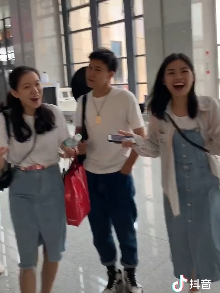 Youngsters singing Hakka mountain song to welcome the opening of Meizhou High-Speed Rail  #hakka #hakkapeople #hakkamountainsong #mountainsong #hakkasong #meizhou #meizhouhighspeedrail #highspeedrail #chinatrain #chinesetrain #chinahighspeedrail #客家 #客家人 #客家山歌 #山歌 #客家歌 #梅州 #梅州高铁 #梅州高铁开通 #高铁 #中国高铁