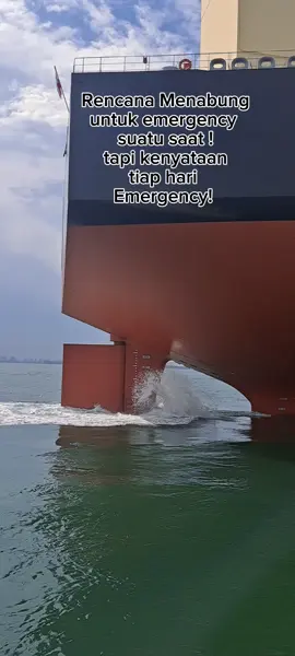 Bukan kapal nongkrong, propelernya masi berputar! #pelautindonesia  #bulkcarrier  #mothership  #singapore  #batam 