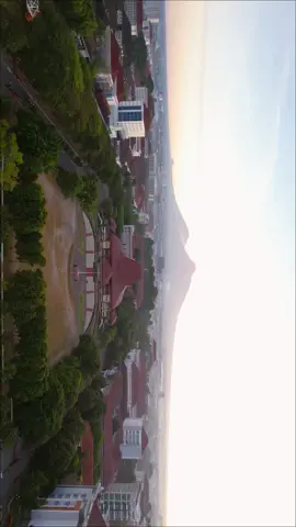 Pesona UGM dengan gagahnya Merapi di baliknya #drone #ugm #ugmjogja #yogyakarta #jogjaistimewa #jogja #terbang #snbp #kuliah 