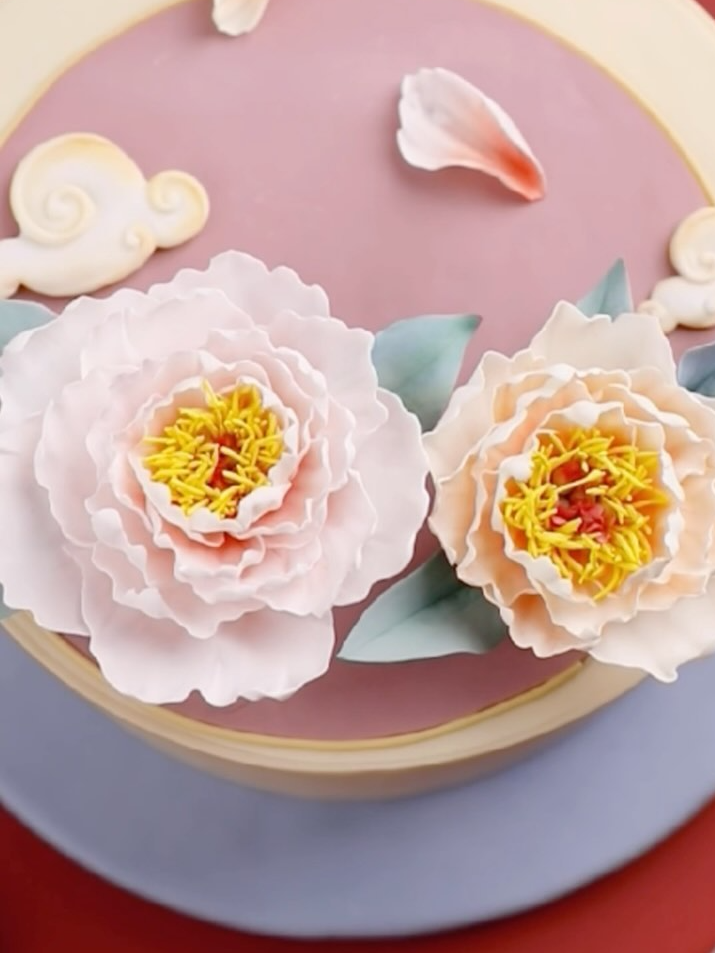 🌺Create the perfect peony fondant cake with me😉Hope you like this cake decorating tutorial😚Feel free to message me if you are interested in this flower cutter . Visit qeleg.com for this cutter. Always happy to help#fondant