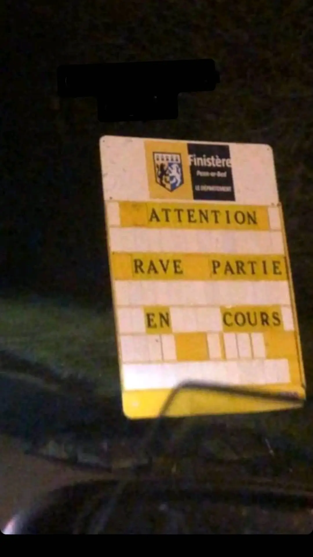 #Raveparty dans un aéroport près de #Quimper : plus de 15 000 personnes rassemblées et des vols annulés Craignant une #freeparty d’ampleur annoncée en #Bretagne par la gendarmerie, le préfet des Côtes-d’Armor, d’Ille-et-Vilaine et du Finistère avaient interdit pour ce week-end les « rassemblements festifs ». Finalement, c’est à l’aéroport de Pluguffan, près de Quimper, qu’environ 15 000 personnes se sont installées pour une rave. Depuis le début de la nuit de vendredi à samedi, des milliers de personnes se sont réunies sur le site de l’aéroport de Pluguffan, près de Quimper, dans le Finistère, dans le cadre d’une rave party. Selon les forces de l’ordre, il y aurait 15 000 personnes présentes (plus de 6 000 selon la préfecture) mais environ 40 000 personnes, au total, pourraient être attendues d’ici les prochaines heures. Une rave party qui pourrait durer tout le week-end. #teknival #tekwest #tekouest 