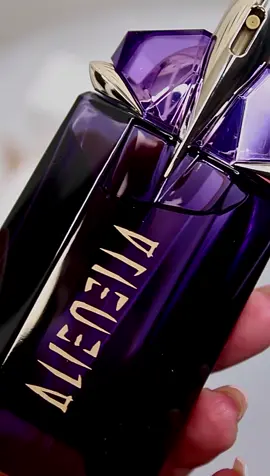 #asmr @muglerofficial Alien Talisman Eau de Parfum Top note is Jasmine; middle notes are Cashmeran and Solar Notes; base note is White Amber. Available @theperfumeshop  Nails @kissproductsuk  *gifted #fragrance #mugler #fragrances #fragranceoftheday #perfume #theperfumeshop #happysaturday #weekend #talisman #viral #goviral #explore #explorepage @Mugler @The Perfume Shop Limited 