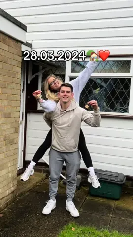 28.03.2024 the day we became home owners 🏡❤️🍾 #homeowner #firsttimehomebuyer #movingday 