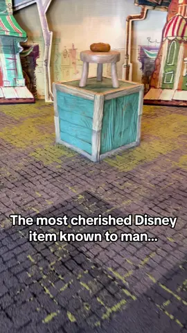 Did yall know this is the MOST popular disney icon to visit on your walt disney world vacation? 😍 #satire #potatoland #disneyworld #disneyland #disneyvlog #disneyplus #disneycharacters 