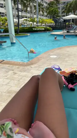 Always with 1 kid in hand 😂🌻 #MomsofTikTok #momlifebelike #motherhoodunplugged #motherhood #momof4 #girlmoms #familyvacation #travelvlog #aruba #paradise #fyp #viralvideo #foryou 