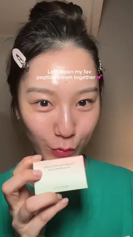 It's always exciting to unbox a new skincare product, and I opened this @haruharu wonder Centella Phyto & 5 Peptide Concentrate Cream. You can feel it gently filling your skin from the inside out. It doesn't feel greasy at all and you can feel your skin soothe immediately after applying it. Recommended for all skin type and first-time peptide cream users! 💕💚 (Available on Amazon) *ad #haruharuwonder #koreanskincare #skincaretips #peptide #peptideskincare #haruharupeptidecream #retinolalternative #amazonfinds #tiktokmademebuyit #kbeauty #kbeautyproducts