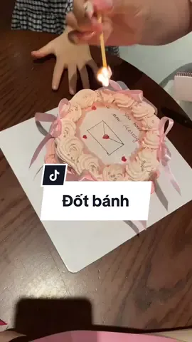 Ai còn thức xem đốt bánh kem với mình nha, khách tự quay tự edit lun ạ ❤️🥰🫶🏻#banhkemdotchay #banhdotgiay #burnawaycake #banhkemhanoi #xuhuong #viral 