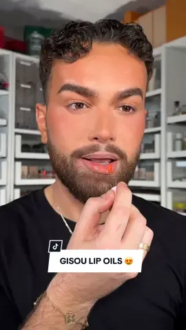 JUICY, sexy lips with shades for everyoneeeee AND they taste good!! 😍 @Gisou at @sephora A D #makeup #makeupartist #beauty #beautyhacks #makeuptutorial #lips #lipoil 
