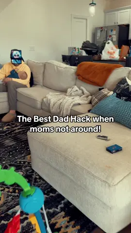 Here’s a dad hack for y’all 😂 #dadhack #dasoftiktok #fyp #comedy #viral #funny #feedingtime #bottlefeed #baby 