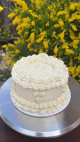 Vegan buttercream melts faster than fast while your pipping 😅 #cakedecorating #cakes #veganbuttercream #vegancake #cakeart #cake #buttercream #bentocake #baker #cakevideo 