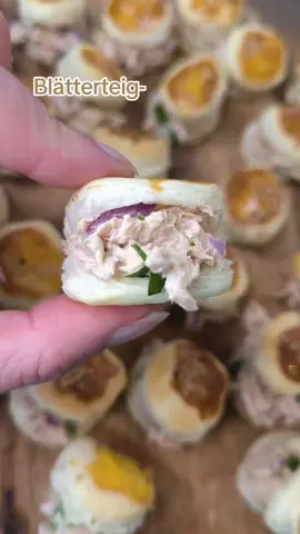 Mini Blätterteig Thunfisch-Burger, super Fingerfood auf jeder Party. #blätterteig #burger #thunfisch #thunfischburger #miniburger #fingerfood #party #leckererezepte #einfacherezepte #blätterteigrezepte 