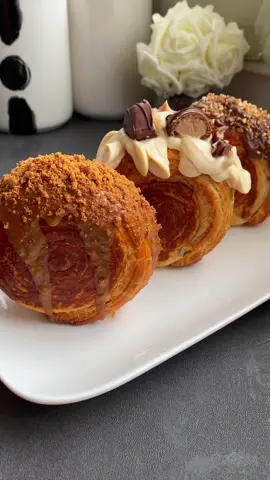 😋😍 Ingrédients  Pâte à croissant Jaune d’oeuf Enfourner 20 à 25 mins (surveiller) J’ai fourré du nutella, pâte à spéculos et creme kinder Bueno  Vous pouvez fourré selon vos préférence  #pourtoi #fyp #recette #beignets #roll #recettefacile #recettesimple #recetterapide 