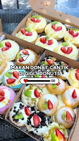 HAH AKU DI GIGIT DONUTS‼️ Nemu yang jualan donat lucu harga se box nya murah banget cuma 55k aja, dan varian topping nya macem2 dan menarik banget @ 📍Sukaluyu Telukjambe no 76 💵 Box isi 12 ukuran kecil 55k, box isi 6 besar 55k ⏰ setiap hari  dari jam 09:00 - 21:00 ☎️ ‪+62 856‑9761‑4645‬ WHATSAPPS Hey jangan lupa follow akun Instagram @foodkrw yah, dengan kalian memfollow sudah mensupport UMKM lokal 😊  #indonesia #food #foodies #traveling #foodvloger #fyp #fypシ #reels #reelsinstagram #video #makan #streetfood #donuts #desert #sweettooth