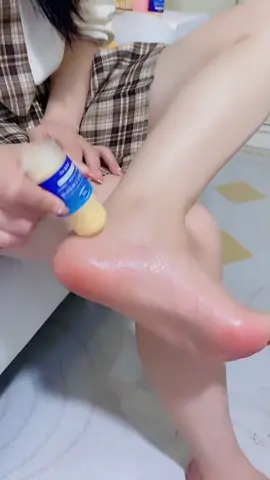 Say goodbye to dry, cracked feet with our Vaseline Foot Cream!