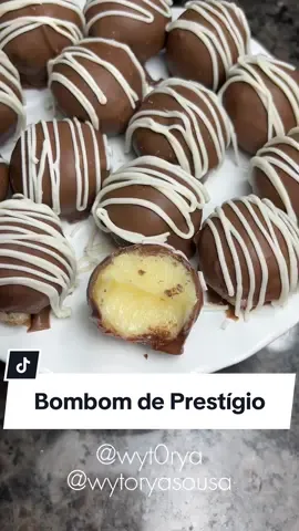 🍫🥥BOMBOM PRESTÍGIO 🥥🍫 1 leite condensado, 1 creme de leite, 100g de coco 🍫 Leve tudo ao fogo mexendo sem parar até chegar ao ponto de brigadeiro de enrolar ✨ Depois é só banhar os bombons no chocolate derretido 🍫 Gostou da receita? Então já marca o @ de quem vai fazer pra você! 🍫🥥 Já aproveita e me segue pra não perder nenhuma receita maravilhosa 🥥💖