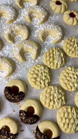 1 PÂTE, 4 MODÈLES DE GÂTEAUX 😋INGRÉDIENT : - 250g de beurre mou - 100g d'huile - 70g de maizena - 80g de sucre glace - 1 sucre vanillé - 1 oeuf - 500 gr de farine Tout melanger SAUF LA FARINE, puis rajouter la farine et diviser la pâte en 4  Proceder au forme de vos gâteaux  Enfourné 25 min à 120 degres  Decorer vos gateaux avec du chocolat, coco, noisette, confiture, sucre  #gateauxeid #gateauxaid #gateau #gateaufacile #Ramadan #eid #eidmubarak #aid #aidmoubarak #bismillahfyp #bismillahfyp* #bismillah #Ramadan2024 #ramadanrecipes #foryou #Toryoupage #receptendelen #ittar #homemade #voorjou #bismillahtyp #bakingrecipe #sahaftorkom #fypdongggggggg #foryoupage #fypage #viral #fyp #foryou #pourtoi #cooking #ramadhan #cook #recettefacileetrapide #recettefacile #recette #recetteetudiant #recettepouretudiant #studentsectionsauce #bismillah #ideerecette #ideerecettefacile #ideerepas #sahaftorkom