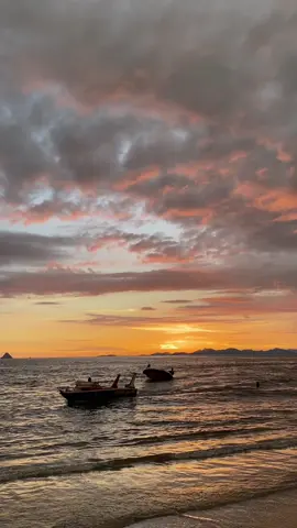 “kepadamu dulu aku jatuh cinta” #senjavibes #senja #sunset #foryou 