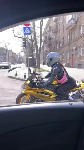 Что привыкли уже к золотому мотоциклу? 😁 или серый лучше? 😏😄 #мото #мотодевушка #одесса 