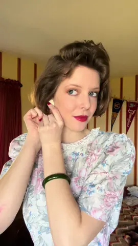 Happy Easter! 🐇🥚 I am wearing my beutifully ugly 80s dress.  Don’t mind the scrape on my elbow, I fell while roller skating yesterday :) #80s #1980s #80smusic #80sfashion #1980sfashion #vintageclothes #vintagefashion #fypシ #fyp #foryou