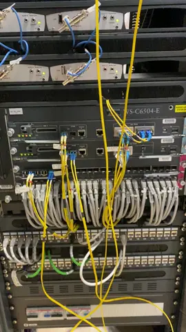Conectando enlaces de fibra de 10G 👀👀💡 . . #ingeniero #ingenieroderedes #networkengineer #ciberseguridad #cybersecurity #hacker #code #cisco #ccna #datacenter #ia #ingenierodesistemas #hacking #cabling #programador #coding 