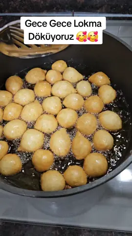 LOKMA TARIFI  Malzemeler : Bu Tariften çok çıkıyor yarısını tavsiye ederim  500 gr  un 500 ml  ılık su 1 tane kuru  maya 5 adet kesme şeker  1 cay kaşığı tuz  Şerbeti için :    1 kg şeker 500 ml  su 1 dilim limon Kızartmak için : 1 litre sıvıyağ Yapılışı : İlk önce şerbetimizi hazırlayalım.Şerbet için gerekli malzemeleri tenceremize alıp 15 dakika kaynatalım.Şerbetin kıvamı kalın bir şerbet olmalı.sakin sıvı bir şerbet olmasın.ama 15 dakika yeterli kalın olması için.Şerbetimiz olunca soğumaya bıraklım.Bu tatlıyı yaparken şerbetini bir gün öncesinden hazırlayıp soğutmak en güzeli.Sonrasında hamur için gerekli malzemeleri kabımıza alıp  mikserle 10 dakika çırpalım.Sonra hamurumuzun üzerini kapatıp mayalanmaya bırakalım.Güzelce mayalanan hamuru tekrardan çırpalım olurmu.Hamurumuz cıvık bir hamur oluyor Arkadaşlar.Sonra çırptığımız hamurumuzu poşete dolduralım.Tavamıza sıvıyağ döküp ocağı son ayarına alıp yağı kızdıralım.Yağ kızınca ocağın ayarını biraz kısalım.Mesela benim ocağın son ayarı 9 numaradır.Ben 7 numaraya alıp lokmaları öyle kızartıyorum.Orta ayarda hem içi güzel pişiyor hemde dışı daha çıtır oluyor.Poşetimizin ucunu kesip bir elimizle poşeti sıkalım bir elimizlede poşetten çıkan hamuru makasla kesip lokmaların tavaya düşmesini sağlayalım.Makasın ucunu devamlı tavadaki yağa batırıp hamuru öyle keselimki hamur makasa yapışmasın.Bu şekilde tava dolana kadar hamurumuzu kesip tavaya bırakalım.Tavamızdaki lokmaları devamlı karıştırarak her tarafının kızarmasını sağlayalım.Sonra her tarafı güzelce kızaran lokmaları delikli kepçe yardımı ile alıp şerbetin içine atalım.Şerbetin içinde lokmaları güzelce karıştıralım ve 2 dakika şerbette tuttuğumuz lokmaları çıkartıp servis tabağımıza alalım.Çok fazla şerbette tutmayın tatlılarınızı.Tatlılarınızı ister anında servis yapın isterseniz bir iki saat sonra.İnanın ben bahçeye götürdüm ve son ana kadar hiç çıtırlığı kaybolmadı.Hatta evde bıraktıklarım bile halen taptaze çıtırlığını koruyor.Zaten yapınca bana hak vericeksiniz İnşaallah. #lokma 