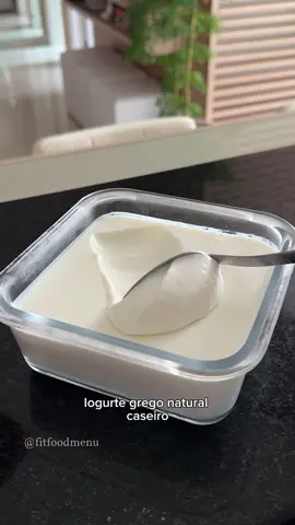Iogurte grego natural caseiro Muito fácil de fazer. Você vai precisar de 1 litro de leite, estou usando o integral, agora leve ao fogo médio até começar a formar as bolhas no canto da panela e desligue. Deixe amornar Em uma tijela, coloque 5 colheres de sopa de leite em pó (eu uso o ninho integral) e um copinho de iogurte natural e mistura tudo. Quando você conseguir deixar o dedo na leite por 10 segundos  sem se queimar, está na hora de adicionar a mistura. Mexa bem até que tudo fique muito bem diluído. Agora tampe e deixe dentro do forno desligado, por cerca de 8 a 10 horas. Depois desse tempo, deixe pelo menos 2 horas na geladeira. Esta pronto.  Dura 6 dias na geladeira. #iogurtecaseiro #iogurtegrego #iogurtecaseiro 