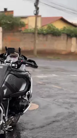 Chuva cai lá fora... R1200 a pura, mãe de todas BMW #fyp #viral #59d❤️ #r1200 #bmw #trend #sonho 