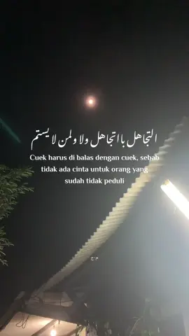 أنا لا أجبرك على نام تحبني، لأنني أعلم أيك سترس، بعد از تجد شخصا أفضل مني.  aku tidak memaksa mu untuk mencintai ku, karena aku tau kamu tetap akan pergi, setelah menemukan orang yang lebih dari ku.  .  .  .  #syairarab #syaircinta #arabicsong #qoutesislami #masyaallahtabarakkallah #fypシ #fyp #fypシ゚viral #xyzbca #cuek #storywa #habibah 