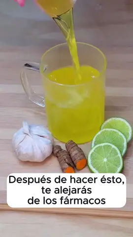 Potente mezcla para tu salud, con sólo 3 ingredientes: limón, ajo y cúrcuma. Toma 1 o 2 tazas de esta bebida durante 15 días #cuidatupiel #fyp #cúrcuma #limon #ajo #cocinandosalud #bienestar #health #healthy #salud #saludable #jugos #infusion