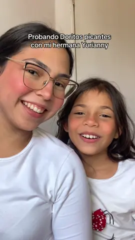 Probando Doritos picantes con mi hermana de 9 años 