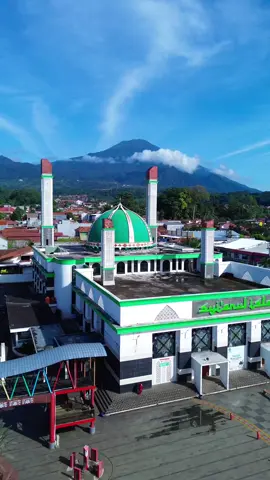 Ikon kota kuningan sekaligus tempat wisata religi. Cocok banget di kunjungi pas bulan ramadhan, apalagi sore-sore sambil ngabuburit ..😍  📍 Masjid agung syiarul islam, kuningan  🔃 @cwonk_wone #kuningan #kuninganhits #kuninganrepost #kuninganjawabarat #kuningannih #jawabaratbeautiful #jawabarathits #wisatareligi #wisatareligiislam #drone
