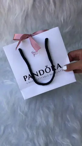Empaquetamiento con bolsa pandora para regalos. Disponible para metrega inmeidata y envios🛍💫 #pandorajewelry #pandoracharms #fyp 