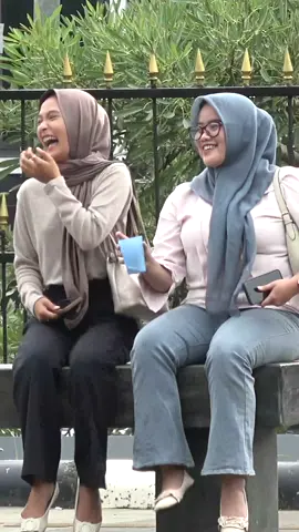 Prank Pengemis Cewek Cantik Sampai Kaget Pas Gelasnya Dia Pegang  #pranks #prankkasihuang #ngakak #videolucu #prankindonesia #reels #fyp #beranda #prankgokil #funnyvideos #prankpalinglucu