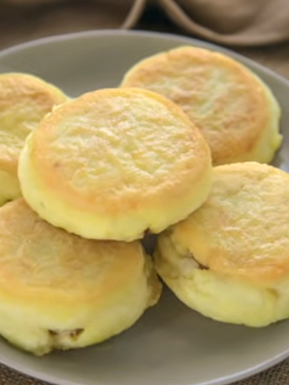 FOCACCINE DI PATATE FILANTI IN PADELLA Un secondo piatto sfizioso da servire in tutte le occasioni. A base di patate, sono focaccine senza glutine perchè non contengono farina. INGREDIENTI  500 g di patate bollite 4 cucchiai di olio di oliva 2 cucchiai di Parmigiano 4 cucchiai di fecola di patate sale q.b. 80 g di mortadella 50 g di emmentaler a dadini PROCEDIMENTO Schiacciamo le patate bollite e aggiungiamo l'olio di oliva. Incorporiamo la fecola mescolando con una forchetta. Infine aggiungiamo il Parmigiano e saliamo a piacere. Prepariamo la mortadella a fette e l'emmentaler a dadini. Prendiamo un po' di impasto da appiattire con le mani. Mettiamo sopra un po' di mortadella e qualche dadino di formaggio. Quindi copriamo con altro impasto per ottenere una focaccina rotonda. Procediamo così fino ad usare tutto l'impasto cercando di ottenere tutte focaccine simili tra loro. In una padella antiaderente facciamo scaldare un filo di olio di oliva e mettiamo a cuocere le focaccine. Dopo 8 minuti circa le giriamo e le lasciamo cuocere dall'altro lato per lo stesso tempo. A questo punto le focaccine saranno ben dorate da entrambi i lati. Serviamole ben calde quando il ripieno è ancora filante! #focaccine #patate #ricettafacile #recipe #benedettarossi #fattoincasadabenedetta