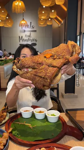 . PORKYS . MUKBANG KEPALA BABI 🐷🐷 . Kemarin mimin nyobain kepala babi, ternyata ada doong yg jualan utuh, daking lengkapnya guys @porkys.id. Mereka asli manado dan skg udah buka di Gading Serpong. Tempatnya guede dan nyaman banget! Trs kita jg bisa liat proses manggang babi nya gituu 🐷🐷 Overall masakannya enak2, terutama babi puter dan kepala babinya yg crispy!  Sambelnya sihh juaraa bangett, dabu2nya segerrr! Wajib cobain! . 📍 Porkys Ir. Sukarno no.9, Cihuni, Gading Serpong ❌ NON HALAL . #kuliner1menit #fyp