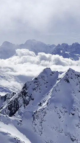 Le Mont Fort à Verbier et sa vue incroyable sur le Mont Blanc, sur le Cervin et un paquet d’autres sommets tous aussi blancs les uns que les autres #montfort #verbier #nendaz #alps #alpes #montblanc #cervin 