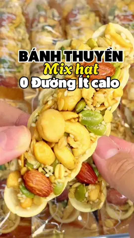Vừa ra lò chiếc bánh thuyền quốc dân mix siêu nhiều hạt, xịn sò thơm bơ cho chị em eatclean đây ạaa #vietthaiorganic #eatclean #banhthuyen #banhthuyenmixhat #banhthuyenhatdinhduong 