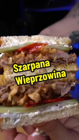 Dlaczego tak ciężko kupić coś ta pysznego w jakiejś restauracji albo fast foodzie?:( Pieczemy w 190 stopniach z termoobiegiem lub smażymy do momentu, aż karkówka będzie lekko „przypalona”. Potem dusimy 2h do miękkości 🤩 Wychodzi IDEALNIE 🤩 #szarpanawieorzowina #pulledpork #kanapka #pyszne #jedzenie #mniam 