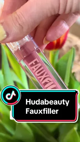 Very glossy lip gloss from@Huda Beauty in color bombshell #lipgloss #бютіблог #оглядкосметики #блискдлягуб #hudabeauty 