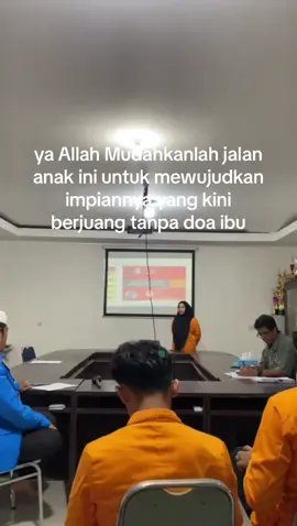 Dari awal kuliah selalu libatkan mama, bahkan pengumuman lulus tes SBNPTN diminta mama untuk bukain hasilnya, alhamdulillah lolos,selalu di doain mama,selalu di hajatkan dengan puasa, tapi di tengah prosesku mama malah ninggalin🥹🤍 #pengabdianseorangibu #doaibuselamanya #mama #fyp #foryoupage 
