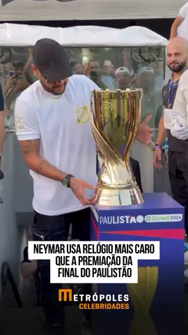 #Neymar marcou presença no primeiro #jogo da final do Campeonato #Paulista, realizado na Vila Belmiro, nesse domingo (31/3). O astro do #Santos esteve em campo junto com outras lendas do clube, como Pepe e Clodoaldo, segurando a taça do campeonato. Porém, o que mais chamou a atenção nas redes sociais foi o relógio usado pelo craque, cujo valor ultrapassa o do prêmio. #SportsNews