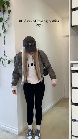 30 days of spring outfits🖤🤍 day 1, keeping it casual with @kaiiathelabel ✨🫶🏼💌 #kaiiathelabel #springoutfits #springootd #hoodieoutfit #leggingsoutfit #casualfit #dayoutfit 