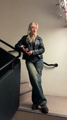 Singing 🤝🏼 acoustic staircases!!! 