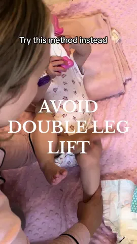 First time mom might find this helpful. The AAP recommends avoiding the double leg lift technique during diaper changing to minimize the risk of hip dysplasia✨ #momhacks #momtipsandtricks #firsttimemom #babydiapers #momtips #mumhack #mumtips #mumsoftiktok #MomsofTikTok #momlife #momadvice #newparents #hipdysplasia #doubleleg 